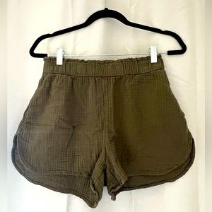 American Eagle Shorts. Size S. Green. Has pockets.